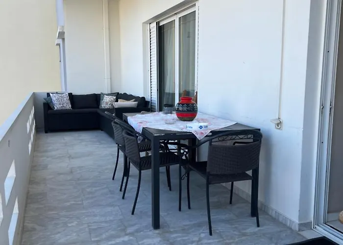 Christina_Apt